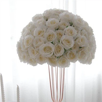 Bílé květinové koule pro ozdoby